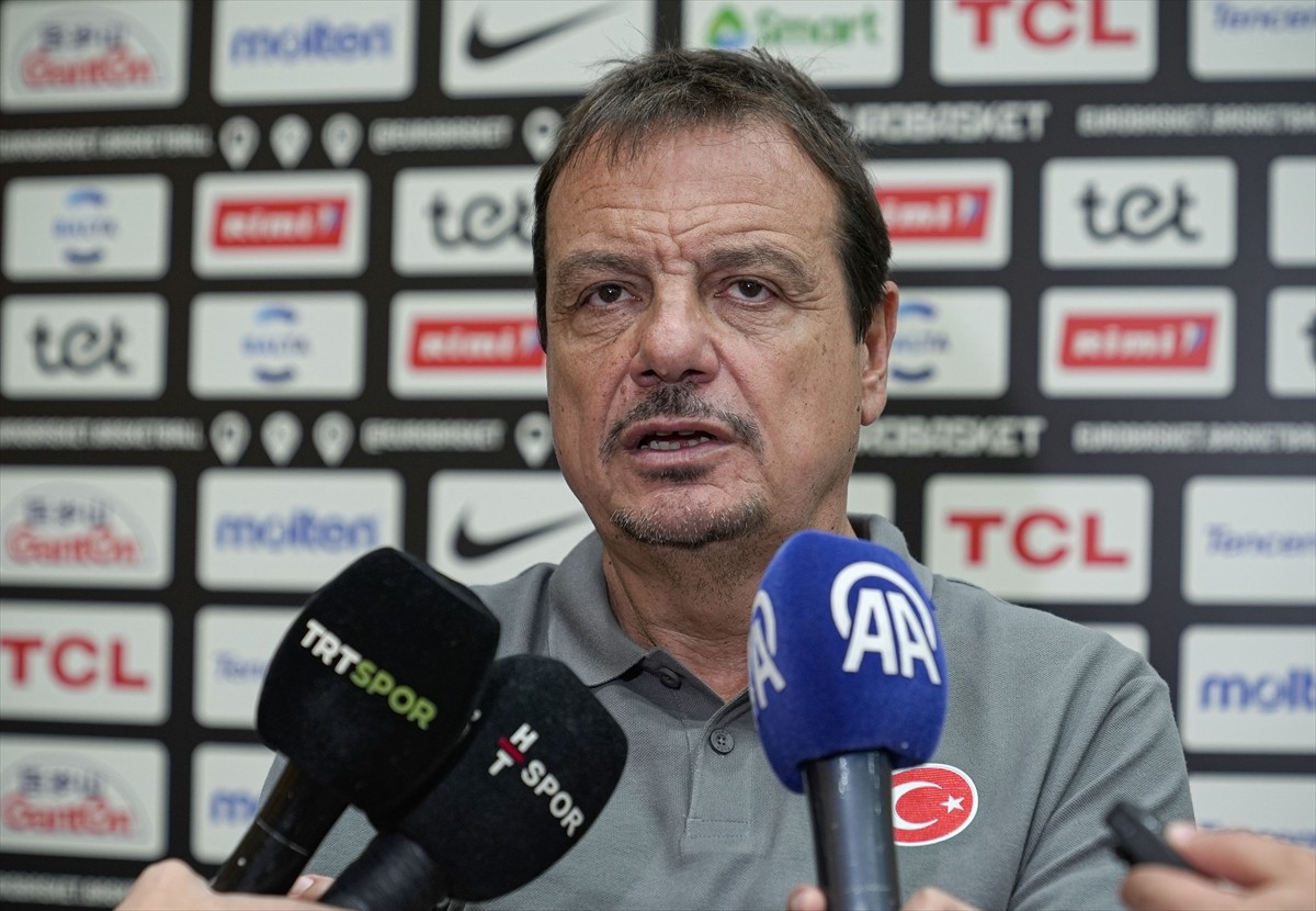 A Milli Basketbol Takımı Başantrenörü Ergin Ataman, millilerin Olimpik Spor Merkezi'nde...