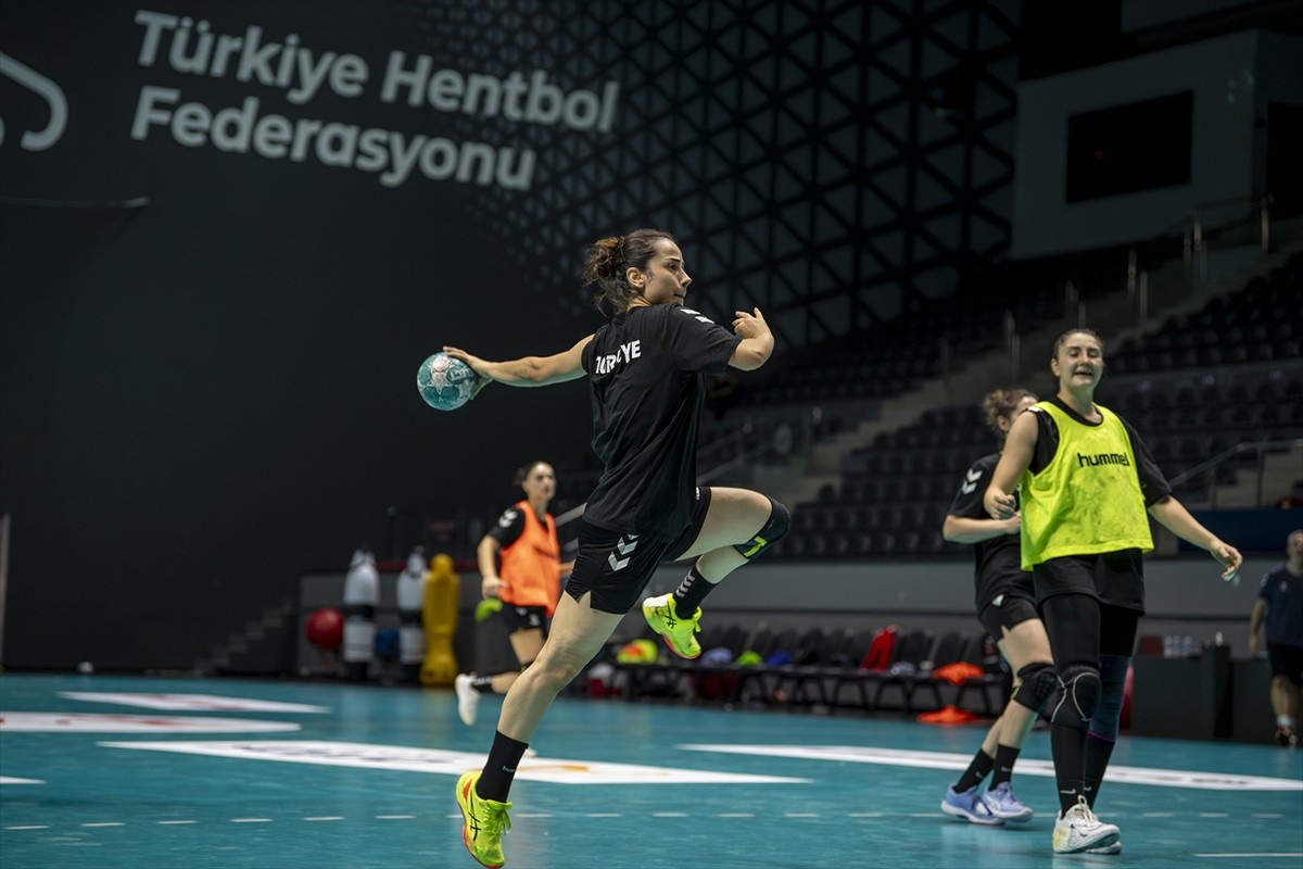 A Milli Kadın Hentbol Takımı, Çekya'da yarın başlayacak hazırlık turnuvasında Norveç ile yapacağı...