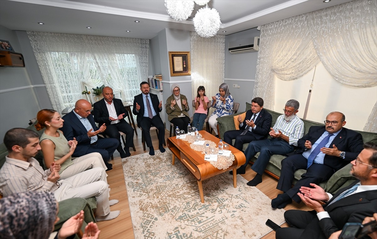 Adalet Bakanı Yılmaz Tunç, 2015'te Hakkari'de şehit olan Astsubay Çavuş Deniz Göçkün'ün...