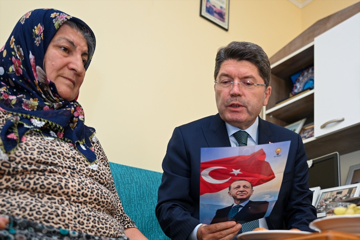 Adalet Bakanı Yılmaz Tunç, 2015'te Şırnak'ta şehit olan polis memuru Furkan Çelik'in Antalya'daki...