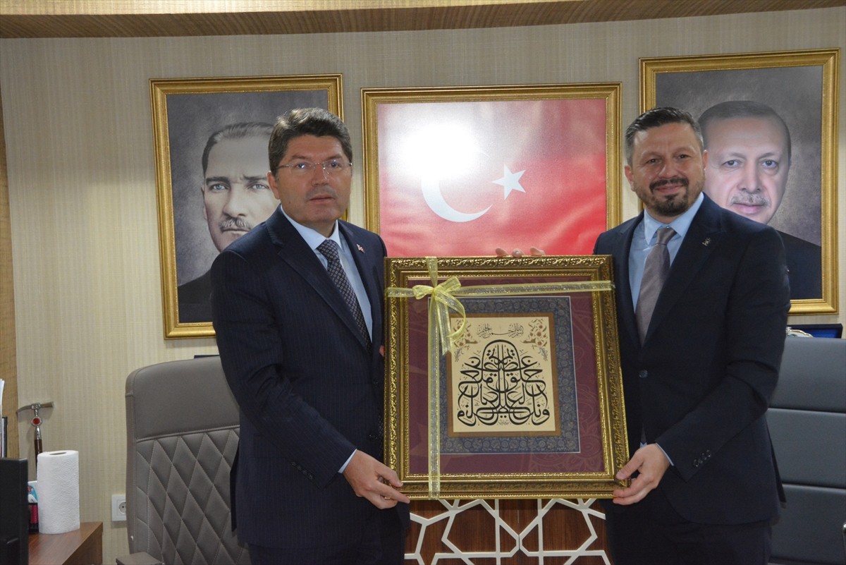 Adalet Bakanı Yılmaz Tunç (solda), Balıkesir'de çeşitli ziyaretler gerçekleştirdi. Bakan Tunç, AK...