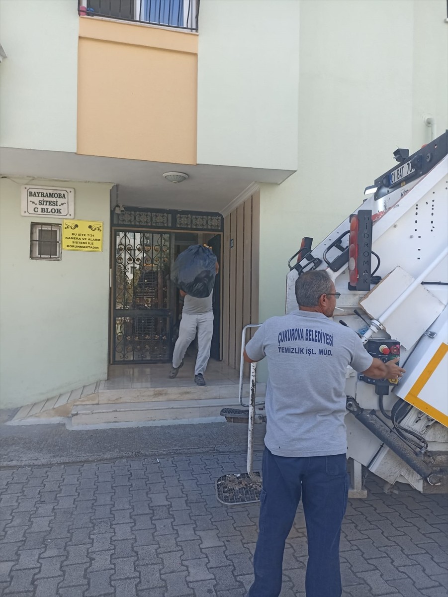 Adana'da belediye ekiplerince polis eşliğinde temizlik çalışması yapılan evden iki kamyon çöp...