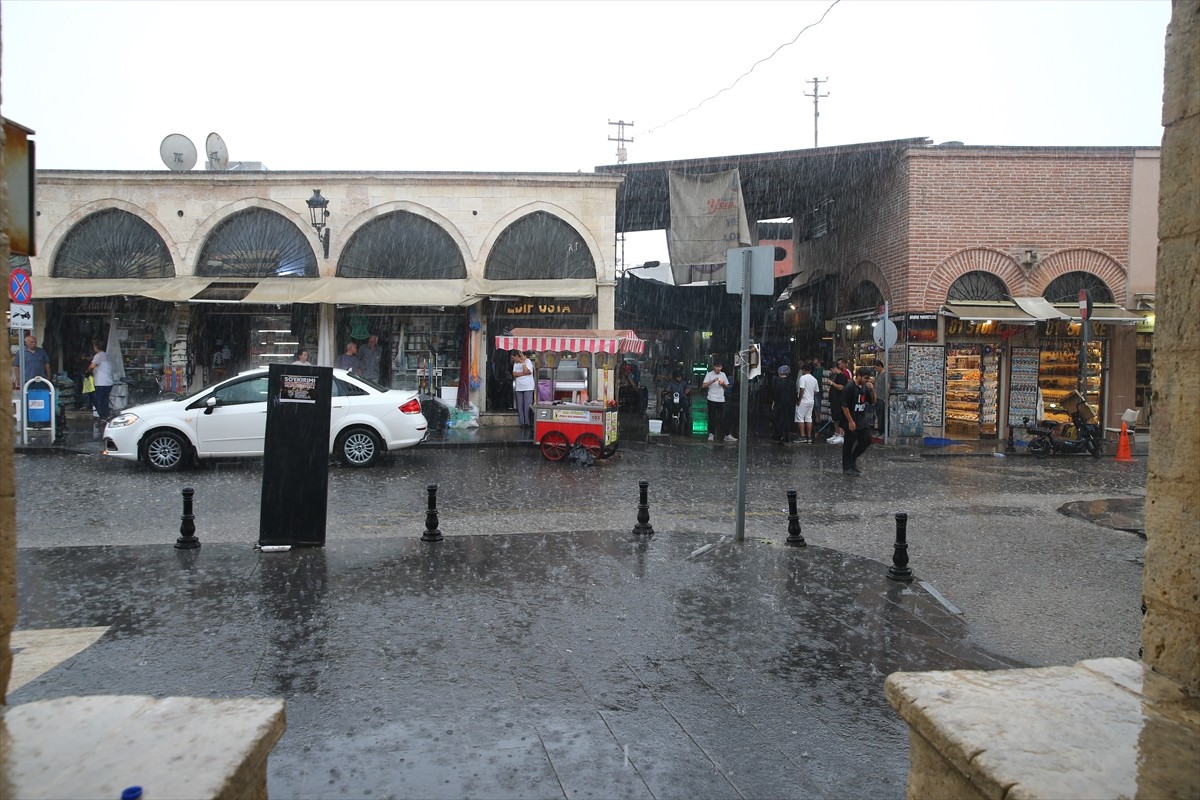 Adana'da etkili olan sağanak nedeniyle su birikintilerinin oluştuğu merkez Seyhan ilçesindeki bazı...