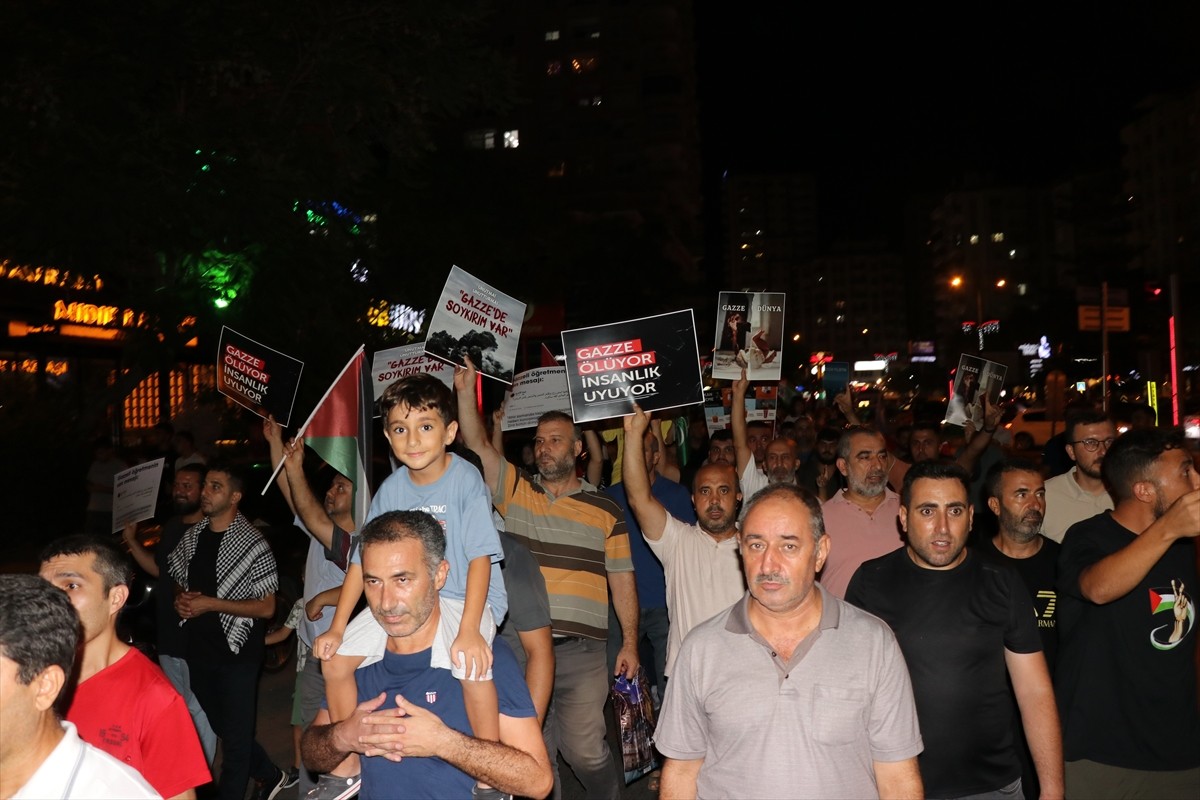 Adana'da Filistin ile dayanışma ve İsrail'in Gazze'ye yönelik ablukasını kırmak amacıyla 44'ten...