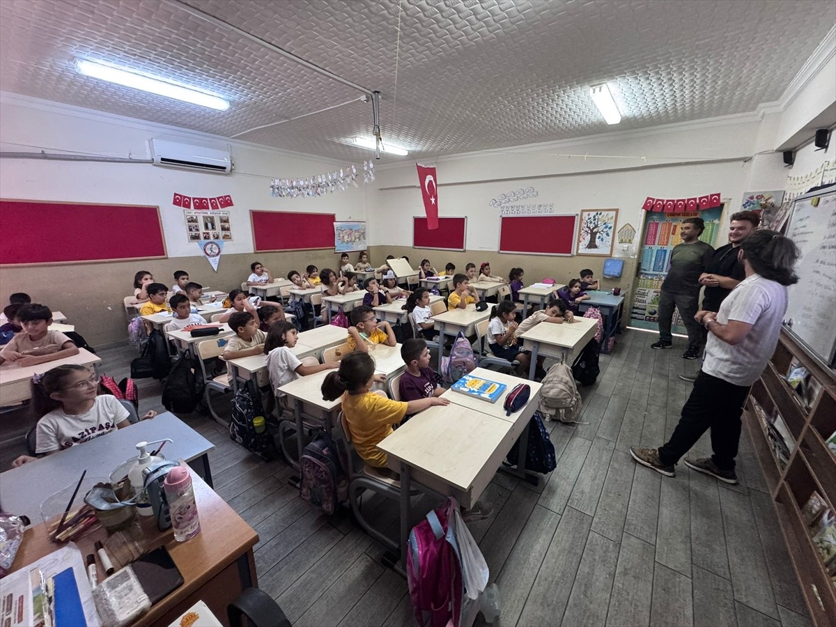 Adana'da ilkokul öğrencilerinin evden getirdikleri meyve çekirdeklerinden yapılan tohum topları...