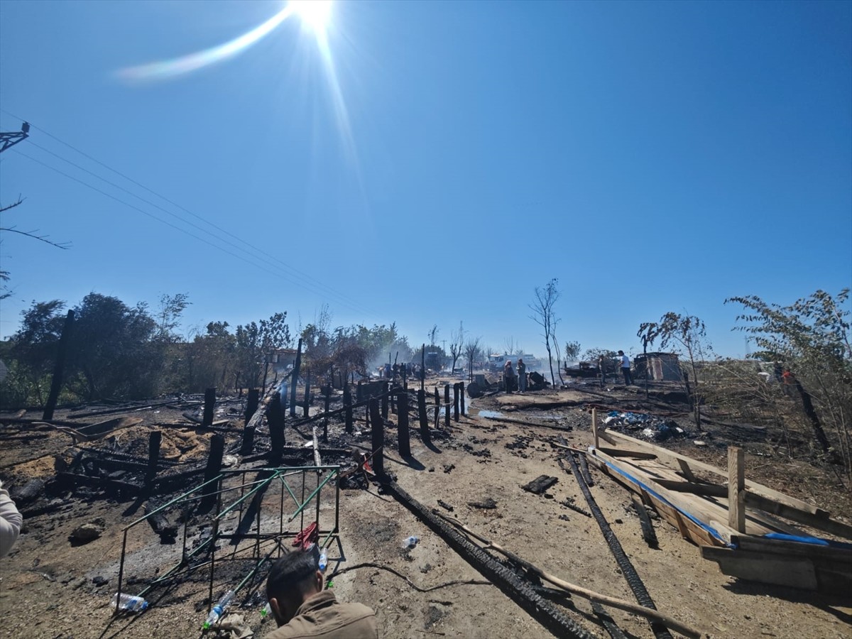  Adana'nın Karataş ilçesinde tarım işçilerinin yaşadığı bir çadırda çıkan ve 3 çadıra daha...