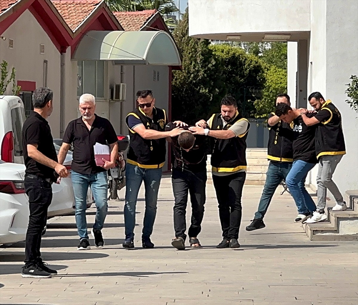 Adana'nın merkez Çukurova ilçesinde sokakta yürüyen kadının cep telefonunu kapkaç yöntemiyle...