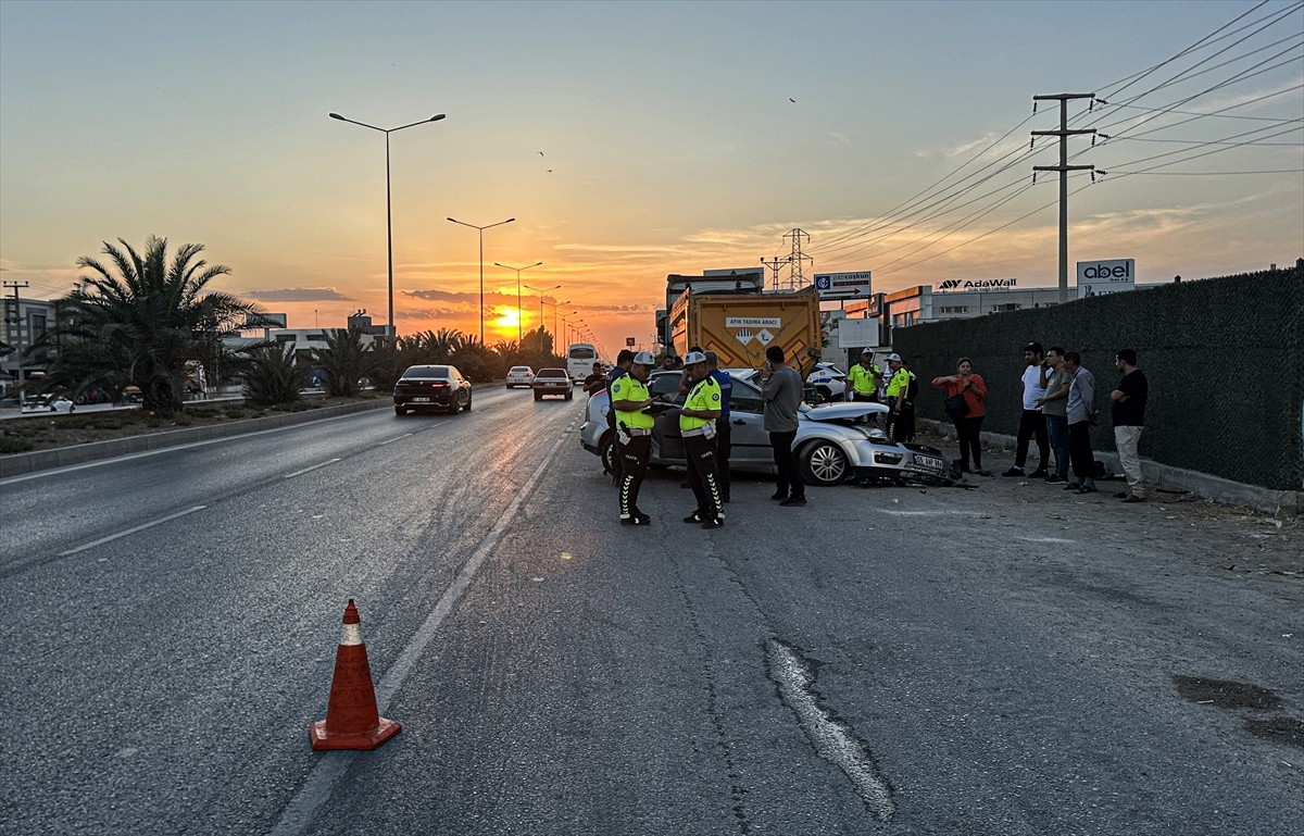 Adana'nın merkez Sarıçam ilçesinde kamyona çarpan otomobildeki 2 kişi hayatını kaybetti, 1 kişi...