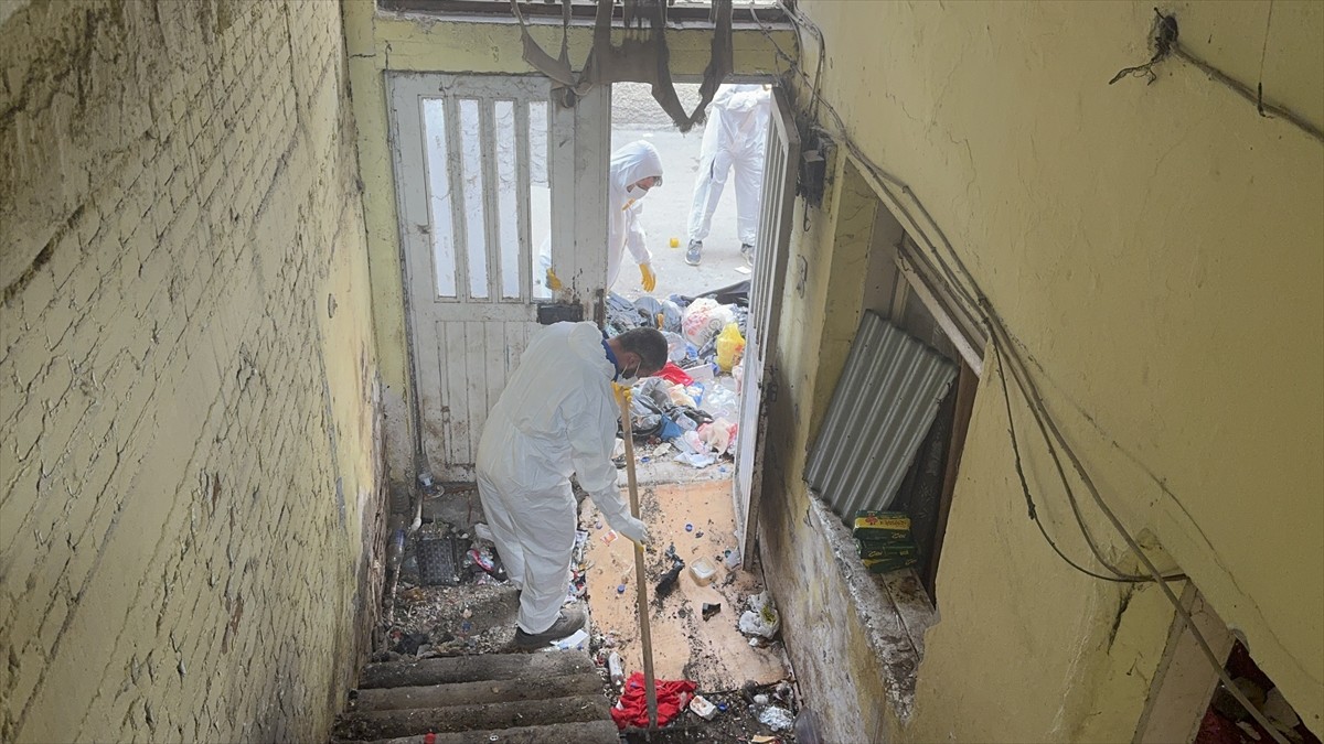 Adana'nın merkez Seyhan ilçesinde belediye ekipleri, atık biriktirilen evden iki traktör çöp...