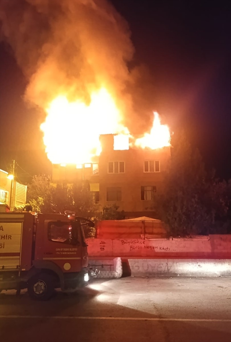 Adana'nın merkez Seyhan ilçesinde dört katlı binanın son katındaki dairede çıkan yangın, itfaiye...
