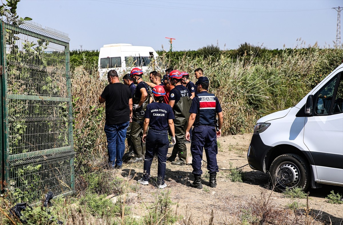 Adana'nın merkez Yüreğir ilçesinde sulama kanalına devrilen traktörün sürücüsü yaşamını yitirdi....