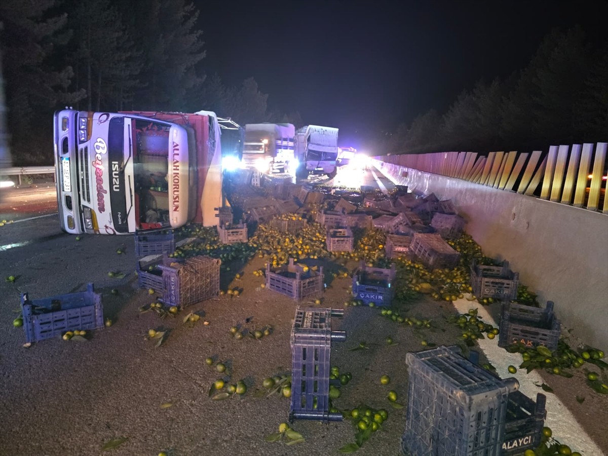 Adana'nın Pozantı ilçesinde 4 aracın karıştığı zincirleme trafik kazasında 1 kişi ağır...