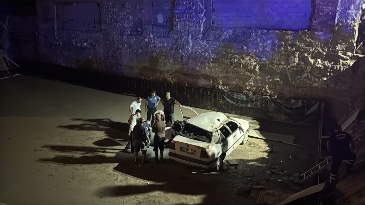 Adıyaman'da bir otomobilin inşaat temeline devrilmesi sonucu 3'ü ağır 4 kişi yaralandı. 