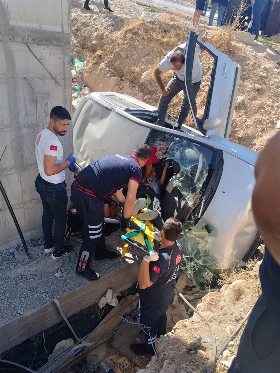 Adıyaman'ın Besni ilçesinde inşaat boşluğuna düşen otomobilin sürücüsü yaralandı.