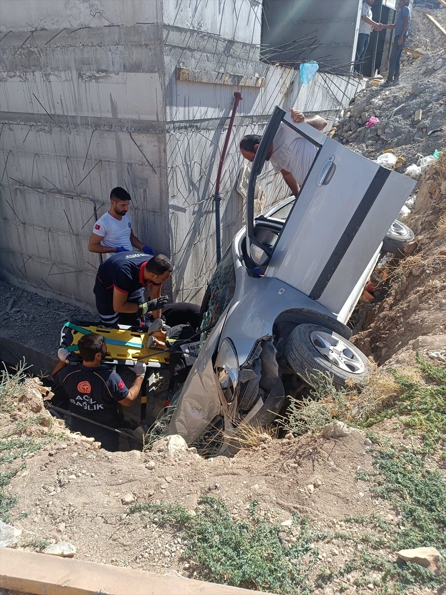 Adıyaman'ın Besni ilçesinde inşaat boşluğuna düşen otomobilin sürücüsü yaralandı.