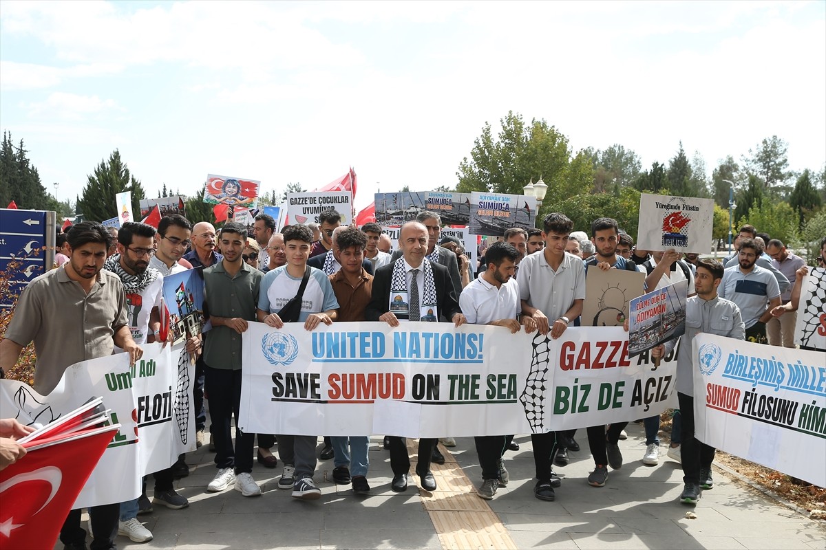 Adıyaman Üniversitesi öğrencileri ve akademisyenler, İsrail'in Gazze'ye yönelik saldırılarını...