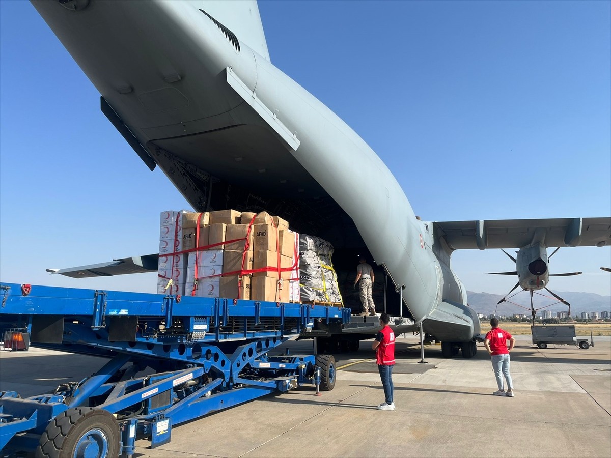 Afganistan'daki depremden etkilenenler için AFAD ve Kızılay tarafından hazırlanan insani yardım...