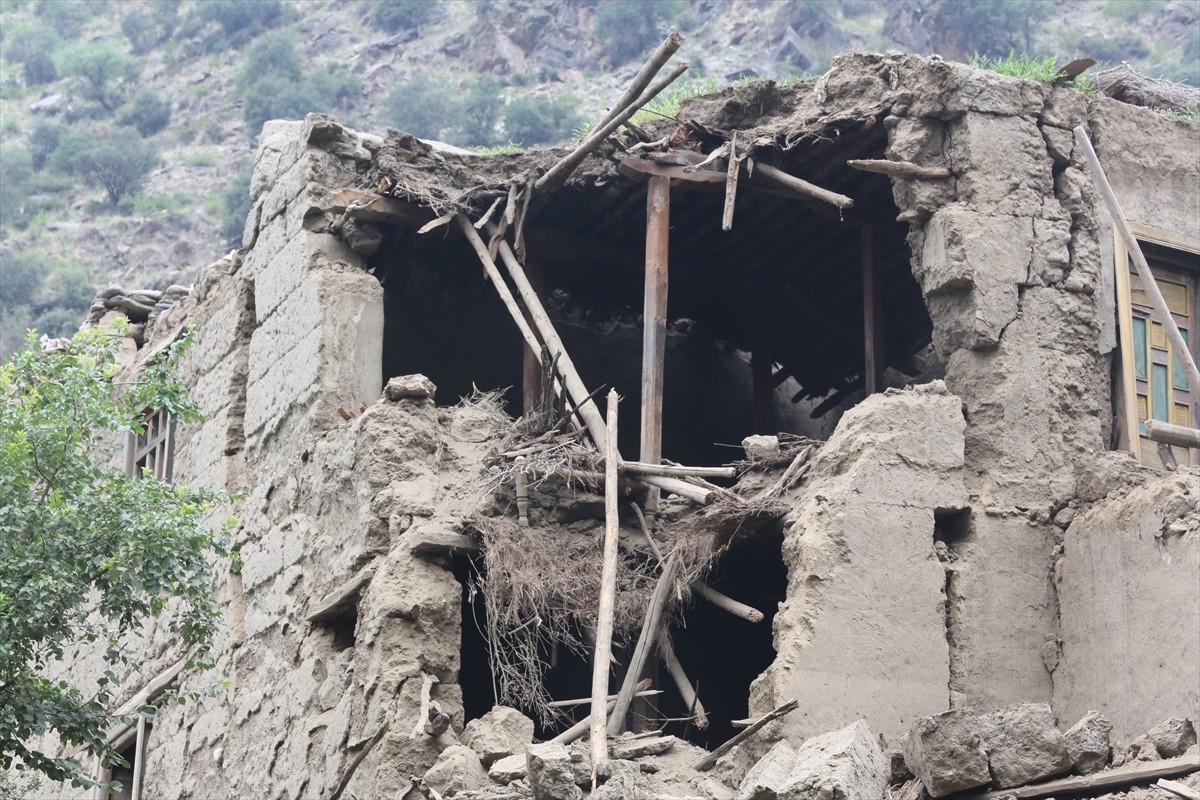 Afganistan'ın doğusundaki Kunar vilayetinde meydana gelen 6 büyüklüğündeki depremde 800'den fazla...