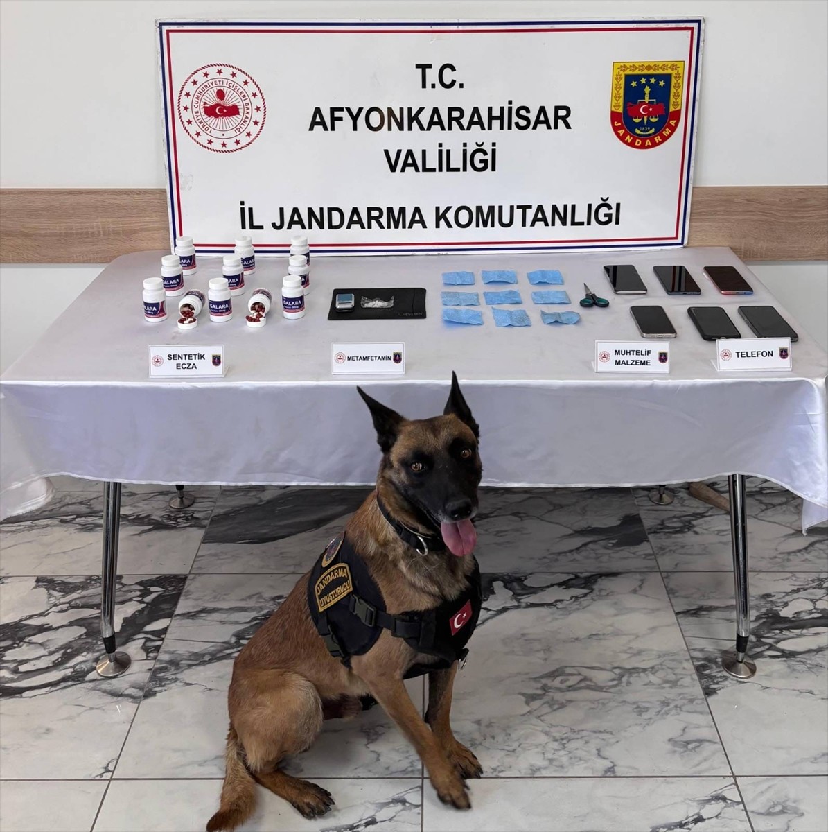 Afyonkarahisar'da düzenlenen uyuşturucu operasyonunda gözaltına alınan 4 şüpheli tutuklandı.