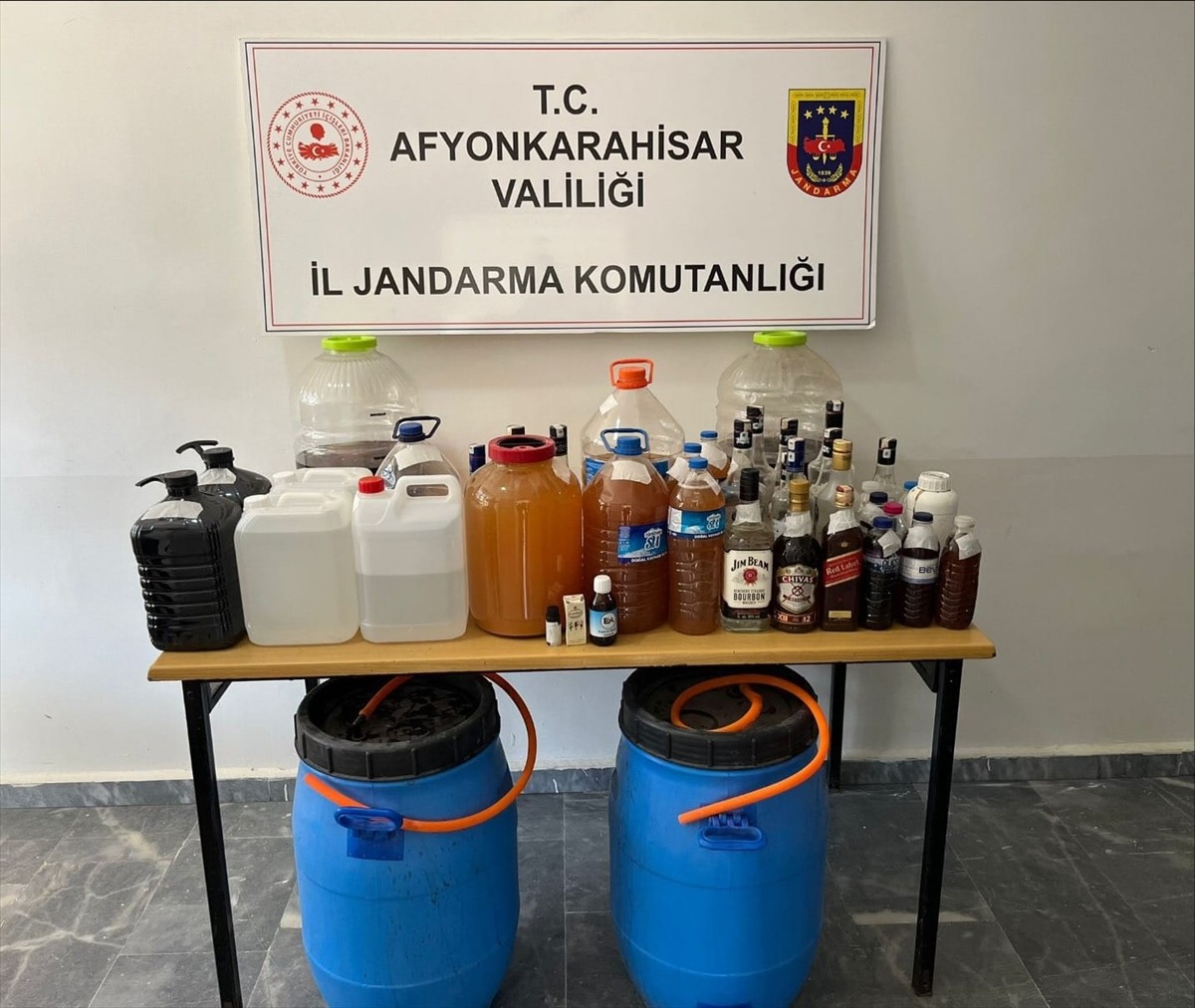 Afyonkarahisar'ın Sultandağı ilçesinde sahte alkol imalatçılarına yönelik operasyonda 3 şüpheli...