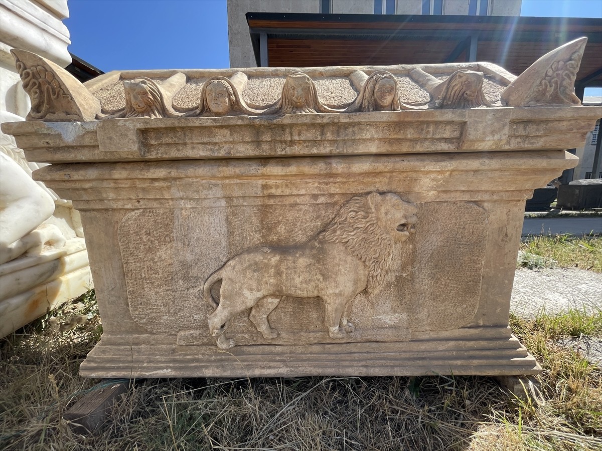 Ağrı’nın Patnos ilçesinde ele geçirilen 2 lahitin Kars Arkeoloji ve Etnografya Müzesi’nde sahte...