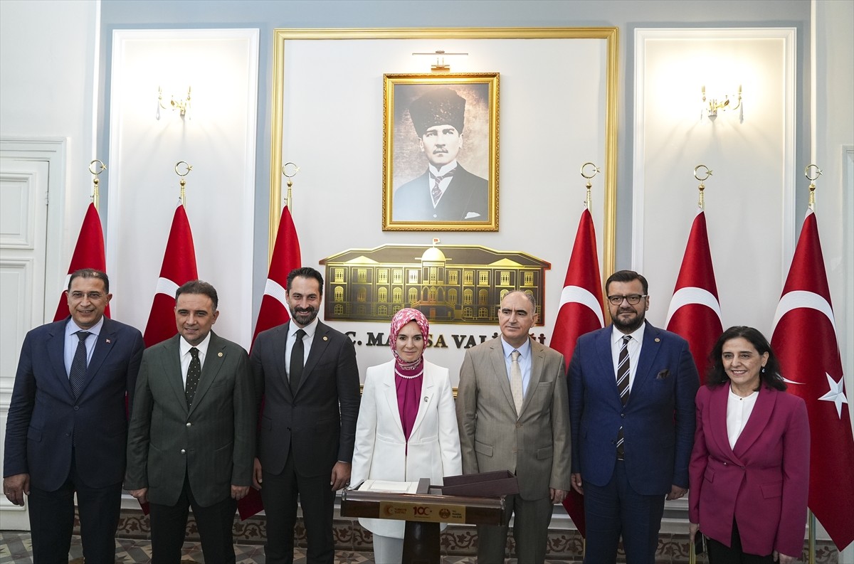 Aile ve Sosyal Hizmetler Bakanı Mahinur Özdemir Göktaş, Manisa Valiliğini ziyaret etti. Bakan...