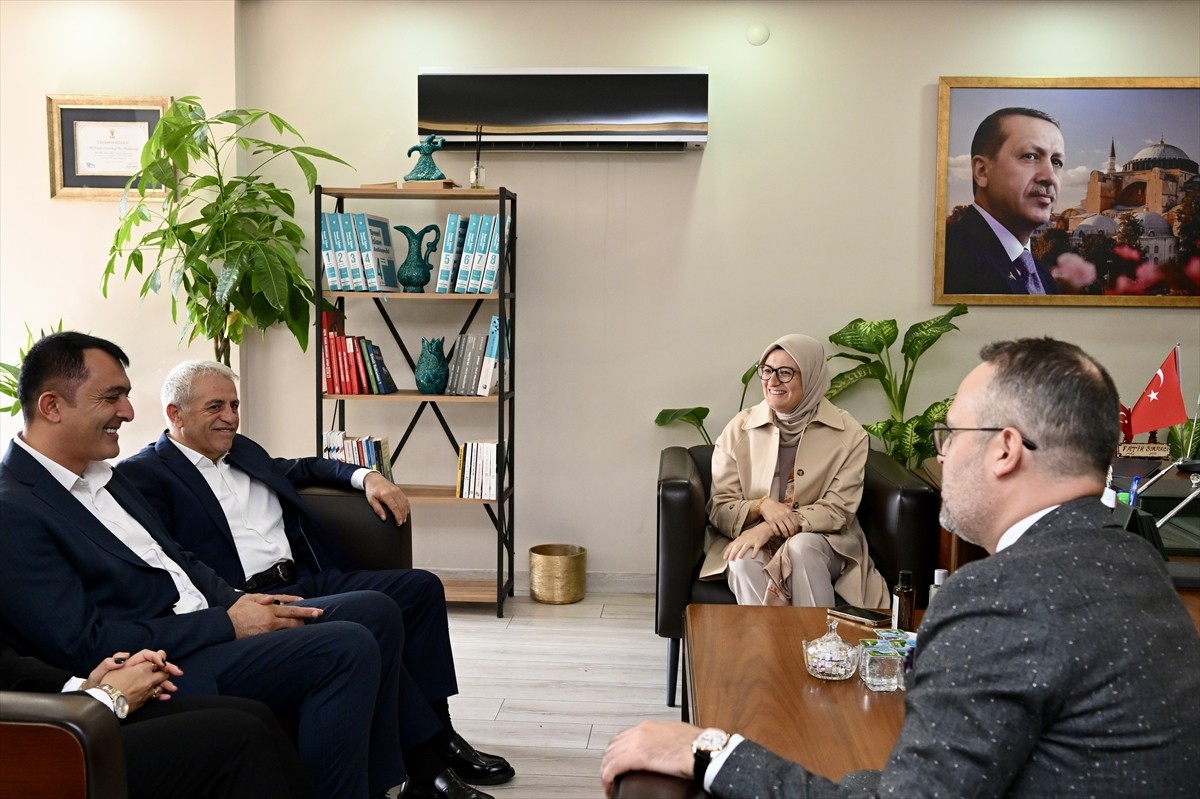 AK Parti Genel Başkan Yardımcısı Belgin Uygur (sol 5) Türkiye Yüzyılı Buluşmaları kapsamında AK...