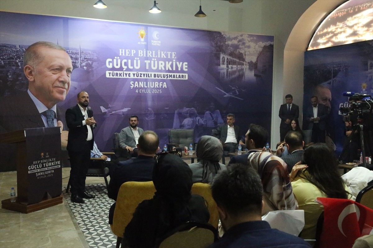 AK Parti Genel Başkan Yardımcısı Faruk Acar (solda), Türkiye Yüzyılı Buluşmaları kapsamında...