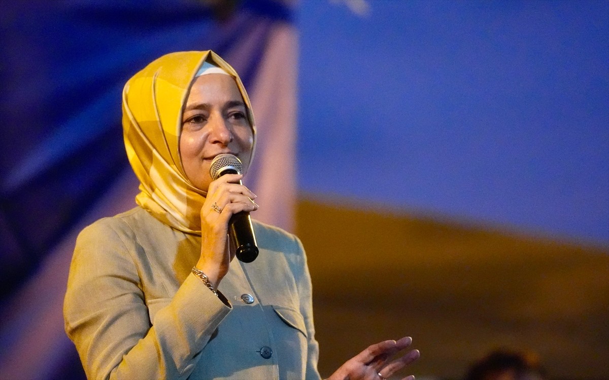 AK Parti Genel Başkan Yardımcısı Fatma Betül Sayan Kaya (ortada) ve AK Parti İstanbul İl Başkanı...