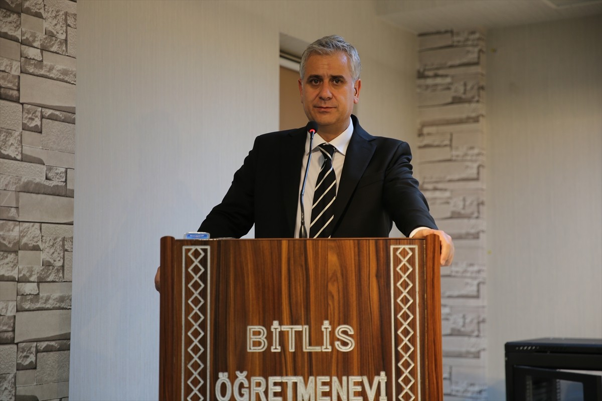 AK Parti Genel Başkan Yardımcısı Hasan Basri Yalçın (sağ 2), Bitlis Öğretmenevi'nde, sivil toplum...