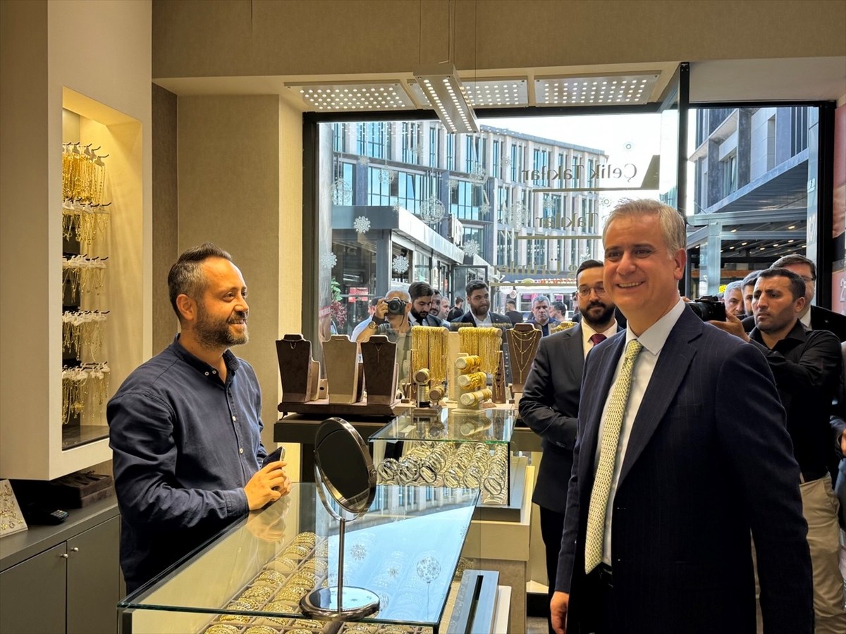 Ak Parti Genel Başkan Yardımcısı Hasan Basri Yalçın (sağda), Küçükçekmece'de esnaf ve...