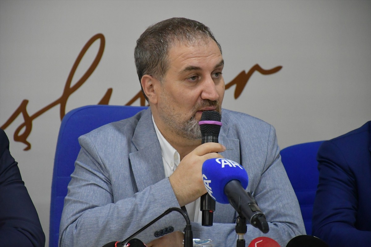 AK Parti Genel Başkan Yardımcısı Mustafa Şen, (ortada) AK Parti Batman İl Başkanlığında düzenlenen...