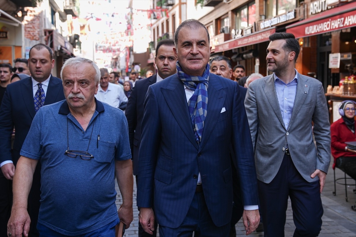 AK Parti Genel Başkan Yardımcısı ve Parti Sözcüsü Ömer Çelik (sol 4), "Türkiye Yüzyılı...