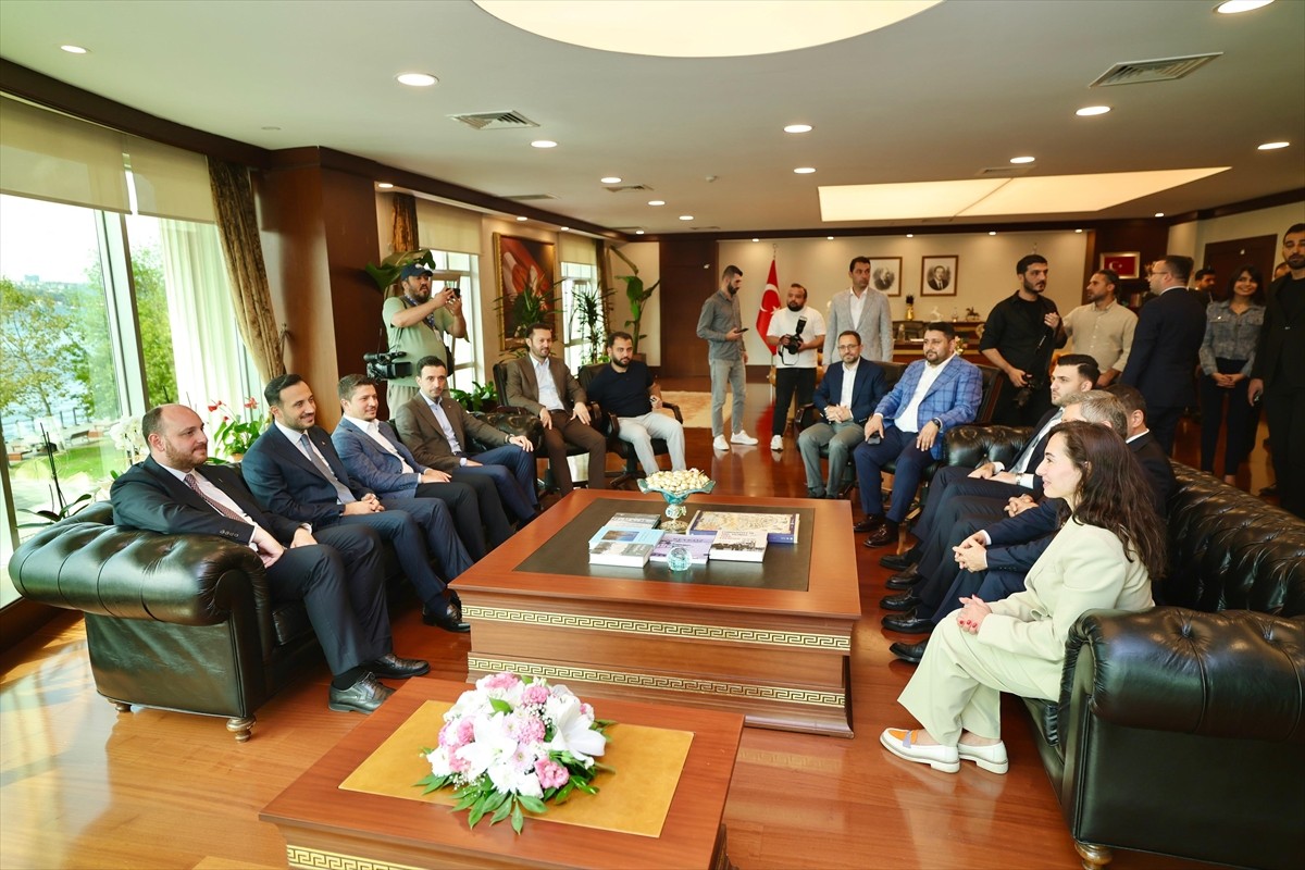 AK Parti Genel Başkan Yardımcısı ve Teşkilat Başkanı Ahmet Büyükgümüş (sol 2), ile AK Parti...