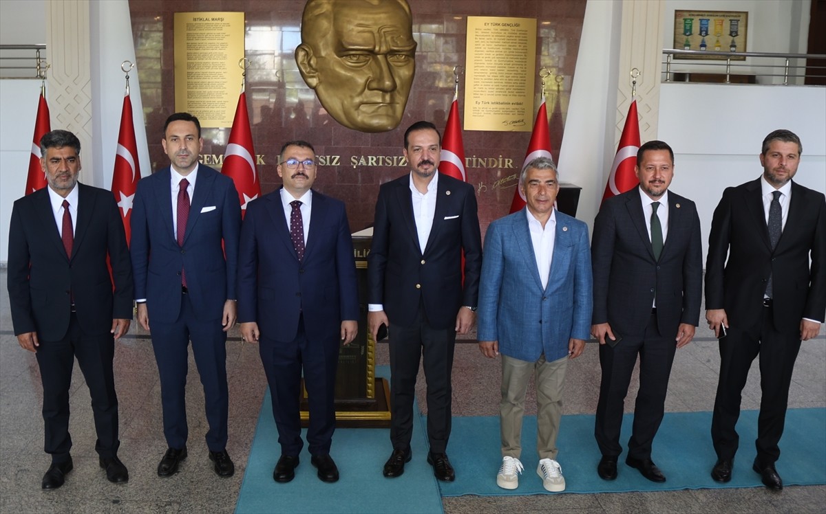 AK Parti Genel Başkan Yardımcısı ve Türk Devletleri ile İlişkiler Başkanı Kürşad Zorlu (sağda)...