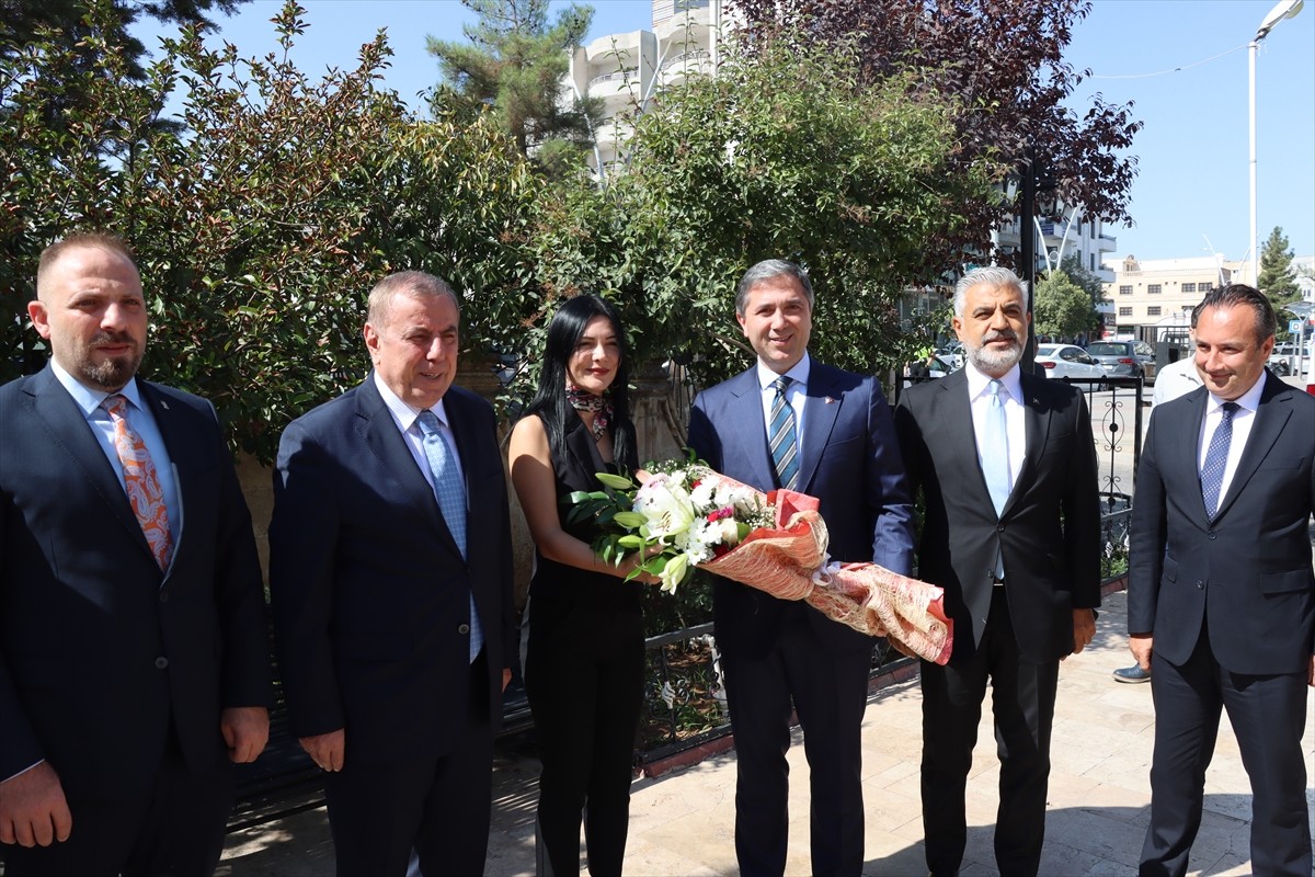 AK Parti Genel Başkan Yardımcısı Zafer Sırakaya (sağ 3), Mardin'deki ziyaretleri kapsamında Midyat...