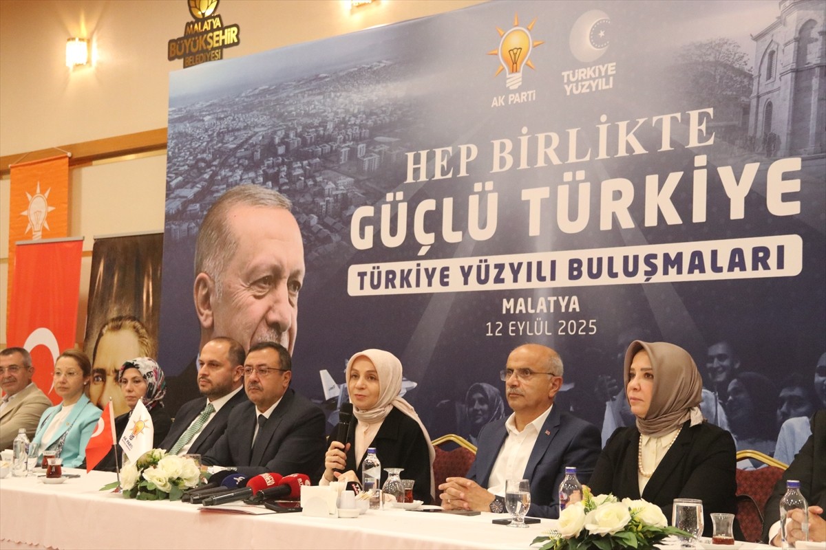 AK Parti Grup Başkanvekili Leyla Şahin Usta (sağ 3), Malatya Nikah Sarayı'nda düzenlenen "Türkiye...