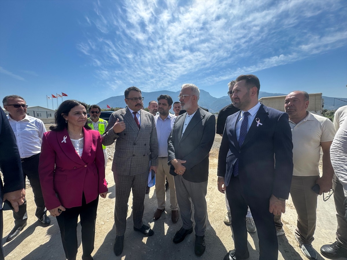 AK Parti Grup Başkanvekili ve Manisa Milletvekili Bahadır Yenişehirlioğlu (ortada), Şehzadeler...