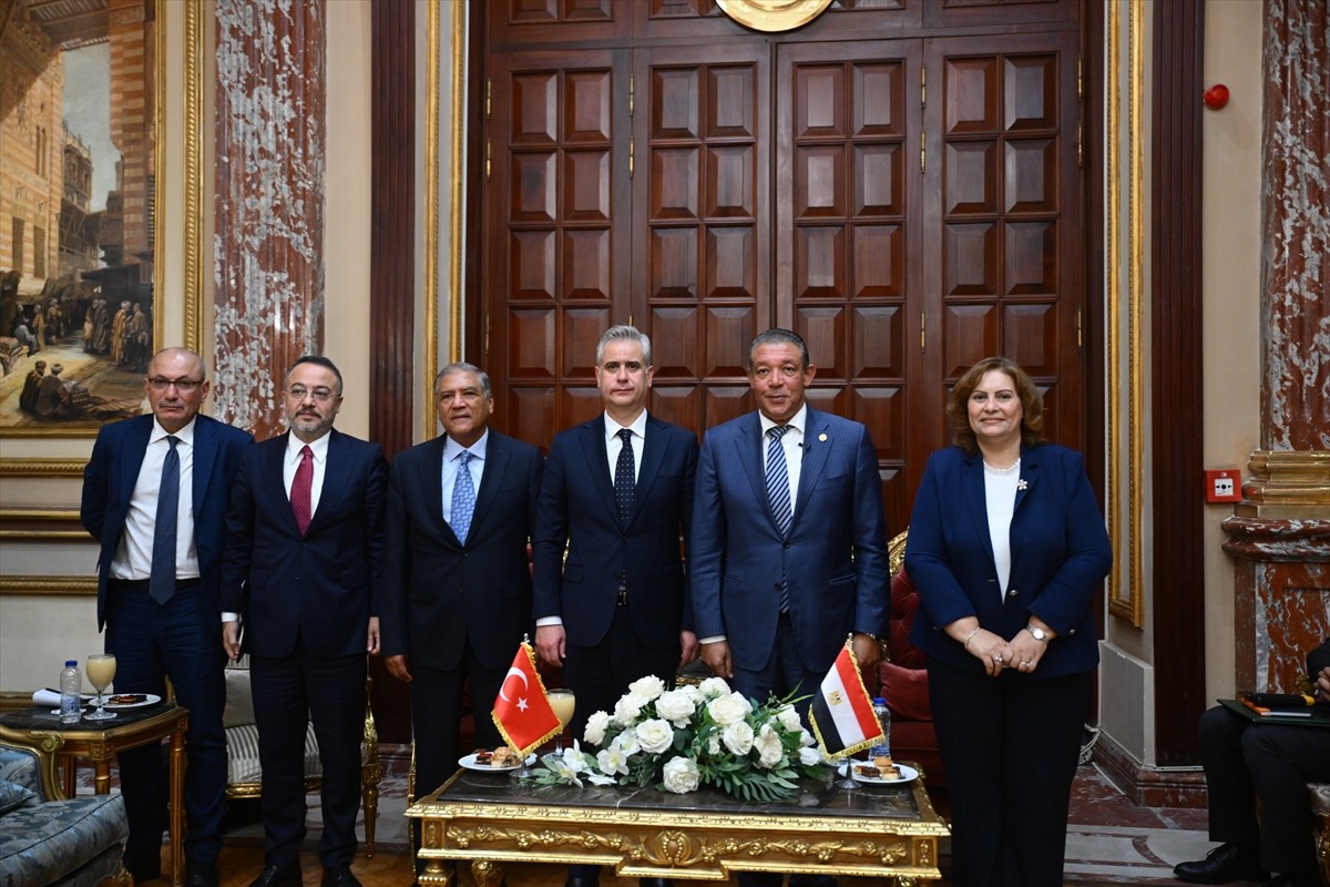 AK Parti İnsan Haklarından Sorumlu Genel Başkan Yardımcısı Hasan Basri Yalçın (solda)...