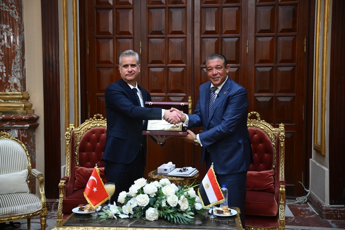 AK Parti İnsan Haklarından Sorumlu Genel Başkan Yardımcısı Hasan Basri Yalçın (solda)...