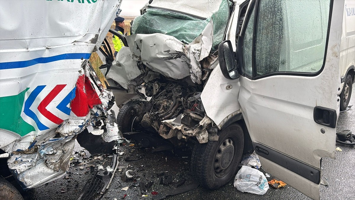 Aksaray'da meydana gelen trafik kazasında 2 askeri personel şehit oldu, 1 kişi hayatını...