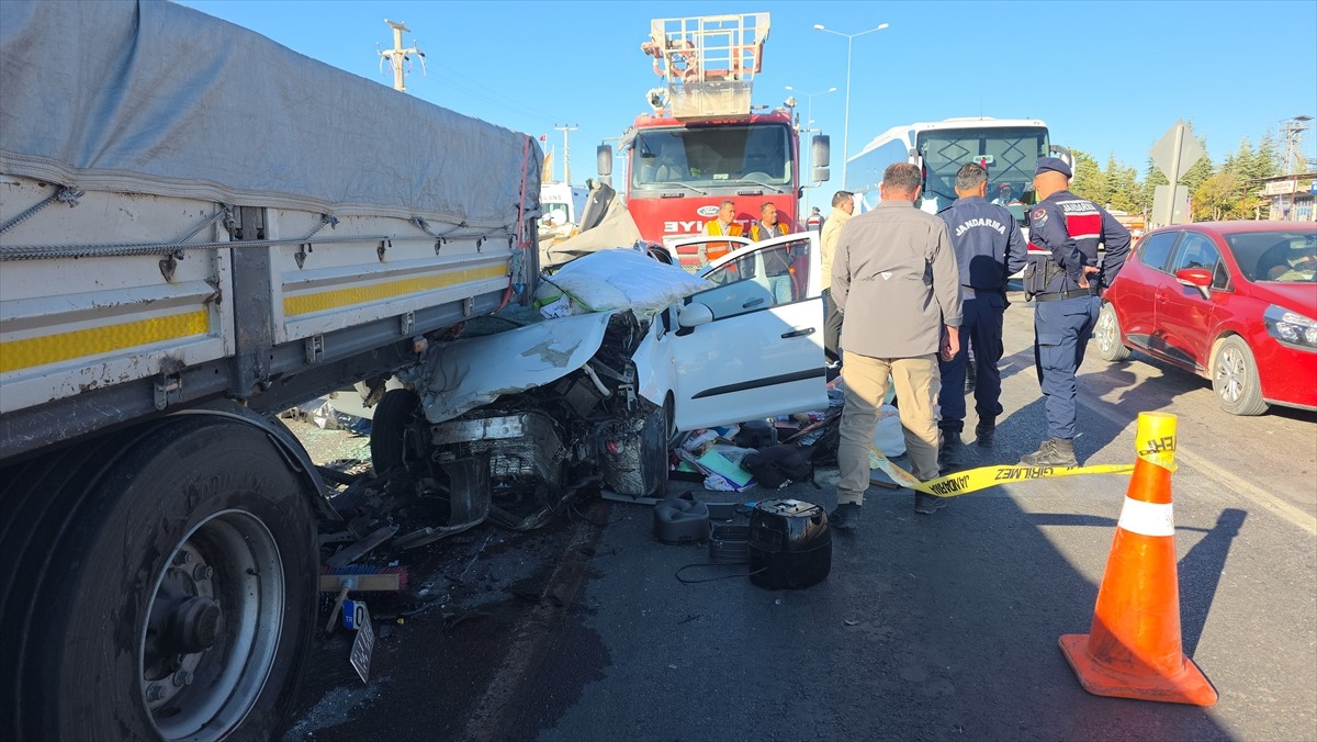 Aksaray'ın Eskil ilçesinde tıra çarpan otomobildeki anne hayatını kaybetti, oğlu yaralandı.