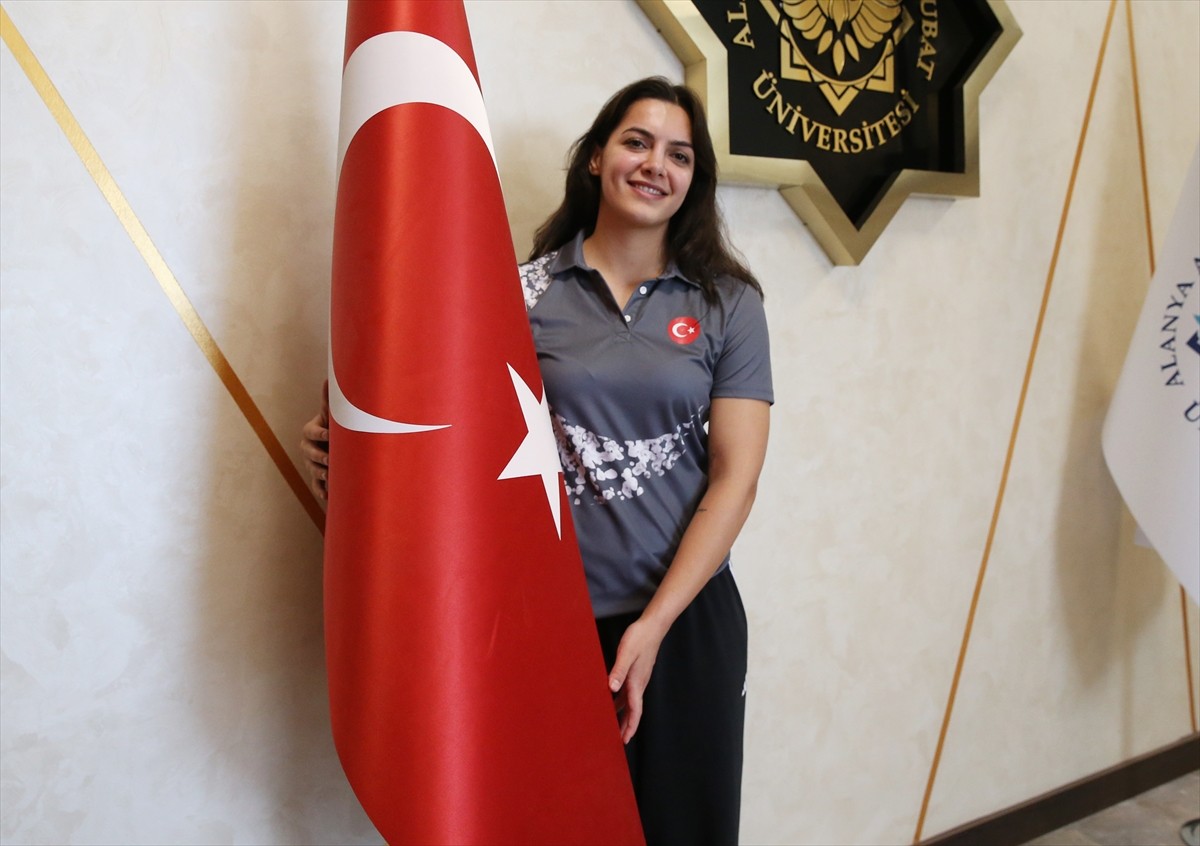 Almanya'da düzenlenen FISU 2025 Dünya Üniversiteler Yaz Oyunları'nda 59,90 metrelik rekor atışıyla...