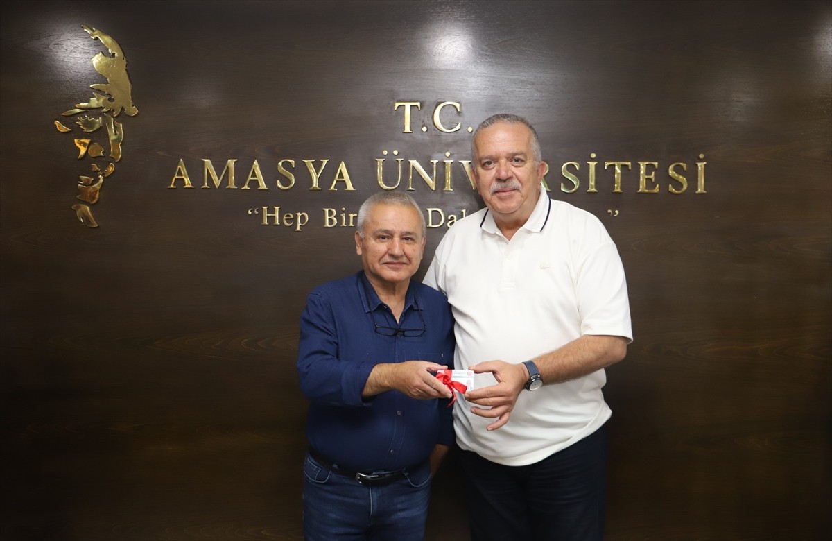  Amasya'da 65 yaşında üniversiteli olan Faruk Cangül'e (sol2), düzenlenen törenle öğrenci kimlik...