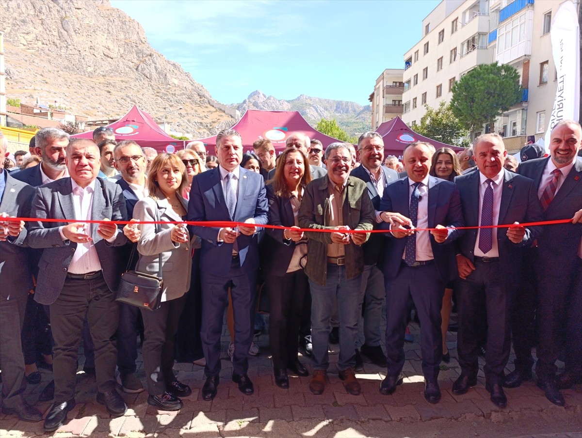 Amasya Belediyesince bu yıl ilki düzenlenen Amasya Kitap Fuarı başladı. İstasyon Mahallesi'ndeki...