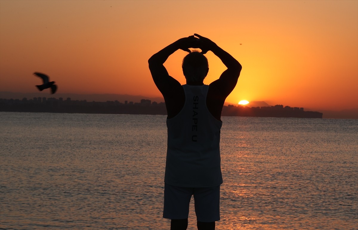 Antalya'da 76 yaşındaki "Herkül Dede" lakaplı Erkan Yılmazer, her sabah düzenli olarak Konyaaltı...