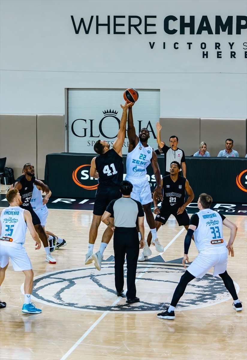 Antalya'da düzenlenen "Gloria Pre-Season Games 2025" basketbol turnuvasında Türkiye Sigorta...