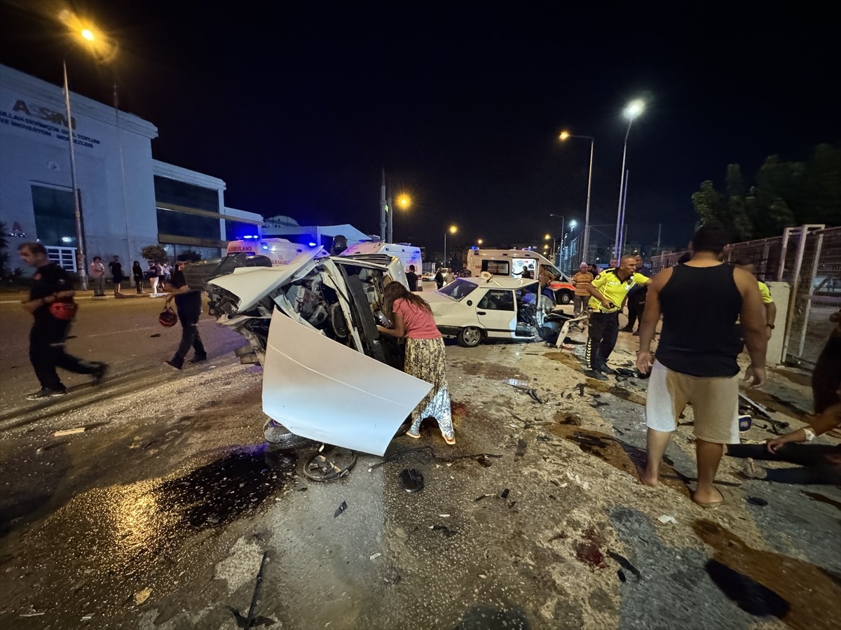 Antalya'da iki otomobilin çarpıştığı kazada 4 kişi yaralandı.