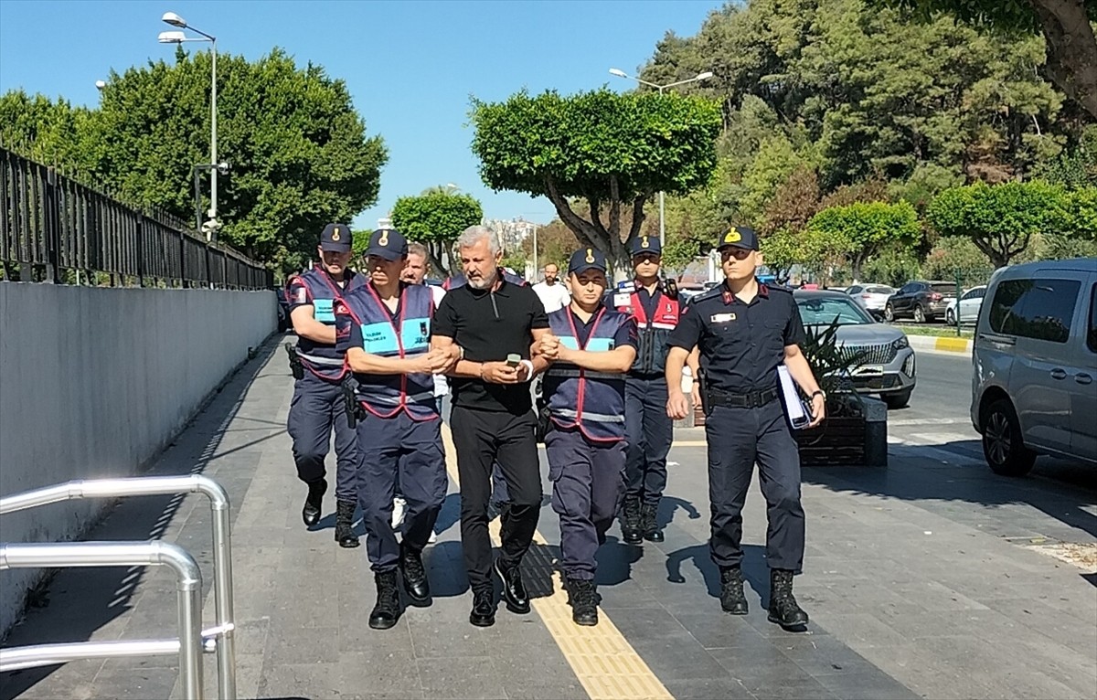 Antalya'da "rüşvet", "zimmet" ve "ihaleye fesat karıştırma" suçlarından gözaltına alınan eski...