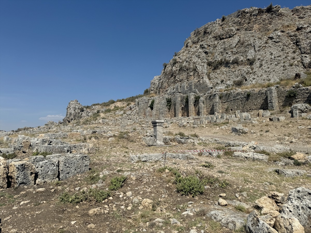 Antalya'daki Sillyon Antik Kenti'nde yapılan kazılarda, "Roma döneminde kentteki birçok yapının...